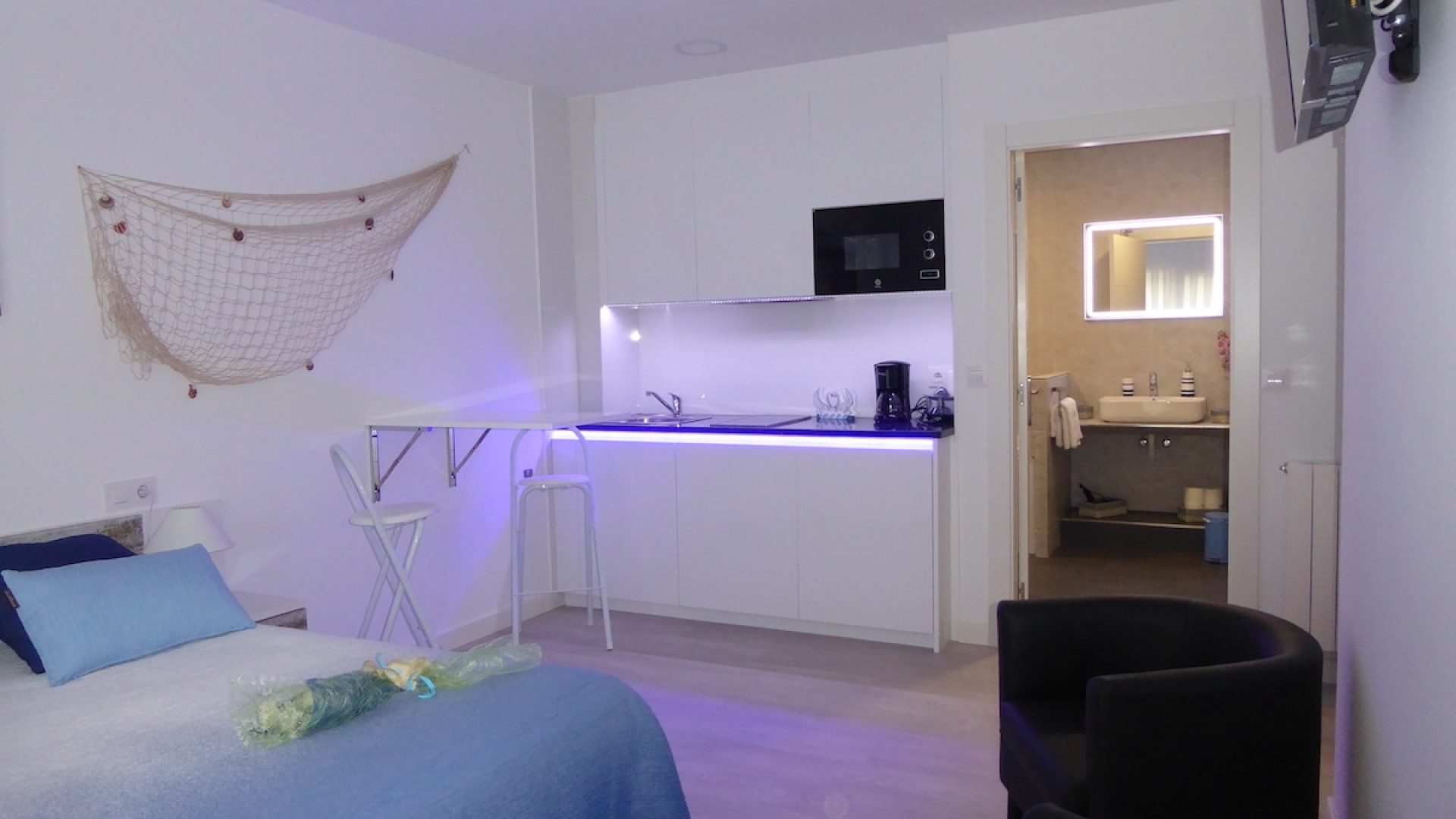 Cocina y dormitorio del estudio Santander